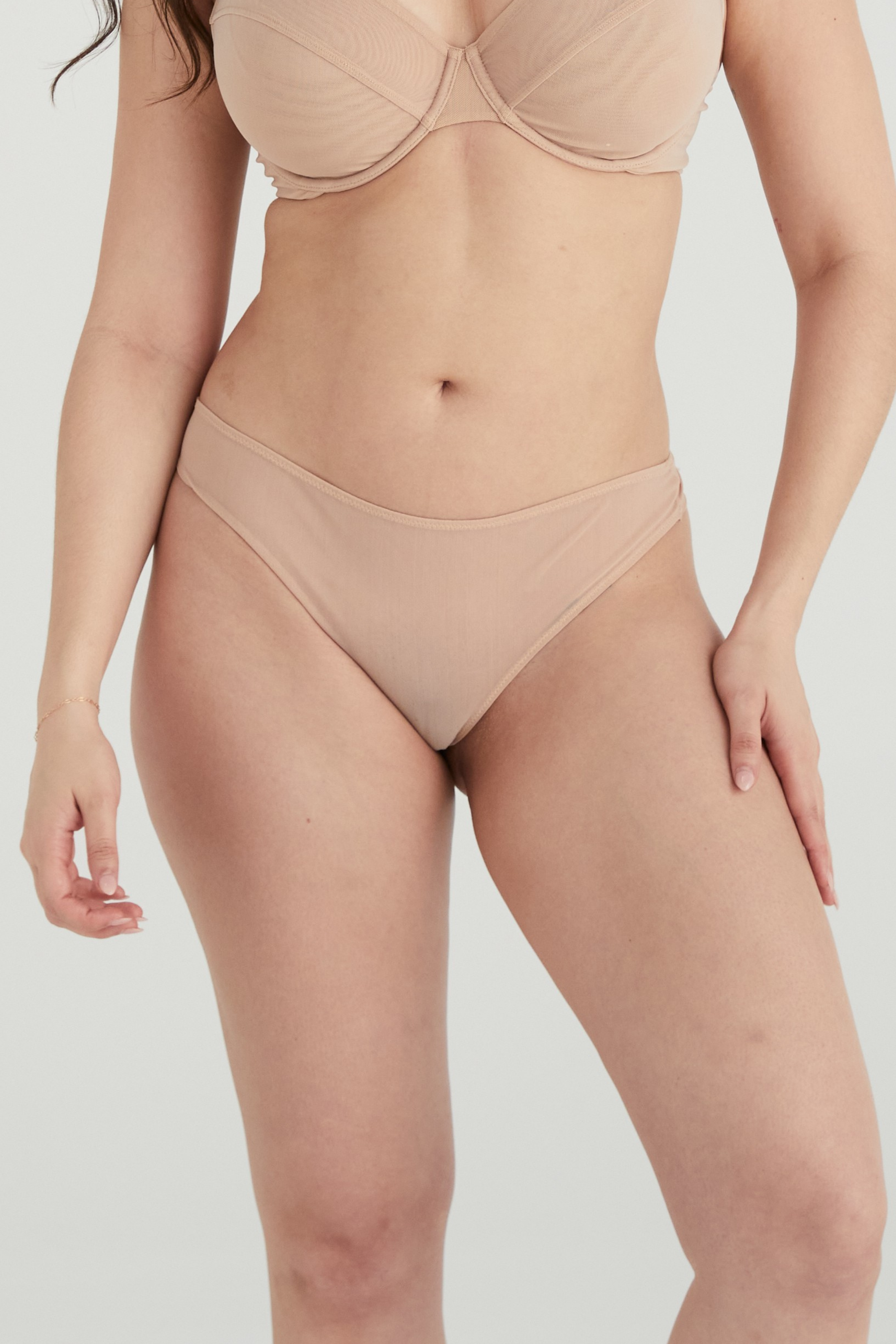 BUSTY BASICS G-STRING - LATTE