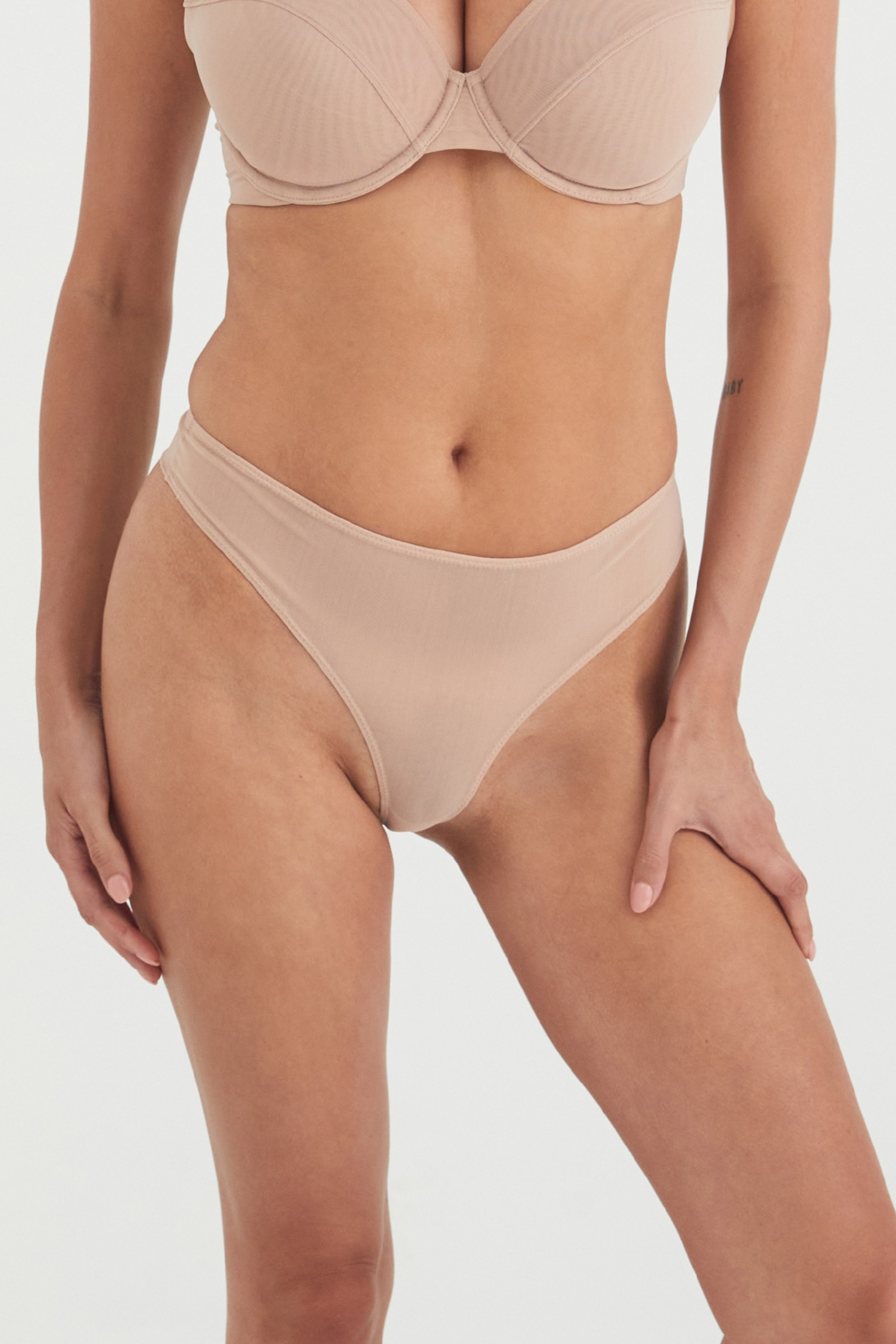 BUSTY BASICS G-STRING - LATTE