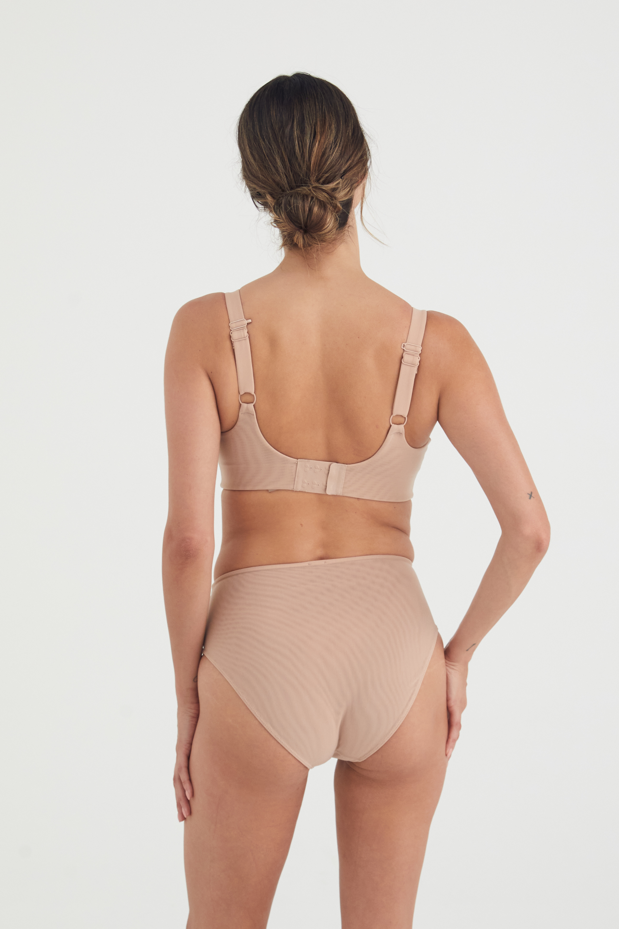 BUSTY BASICS CROP - LATTE