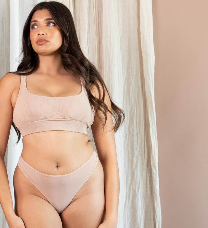 BUSTY BASICS CROP - LATTE